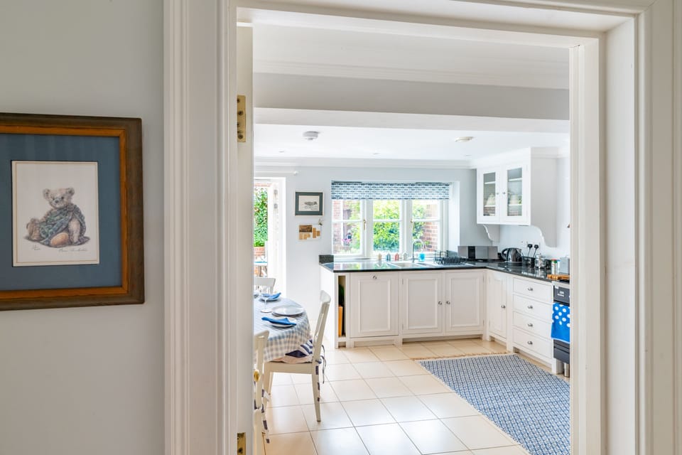 Ground floor: Access to kitchen/dining room from sitting room