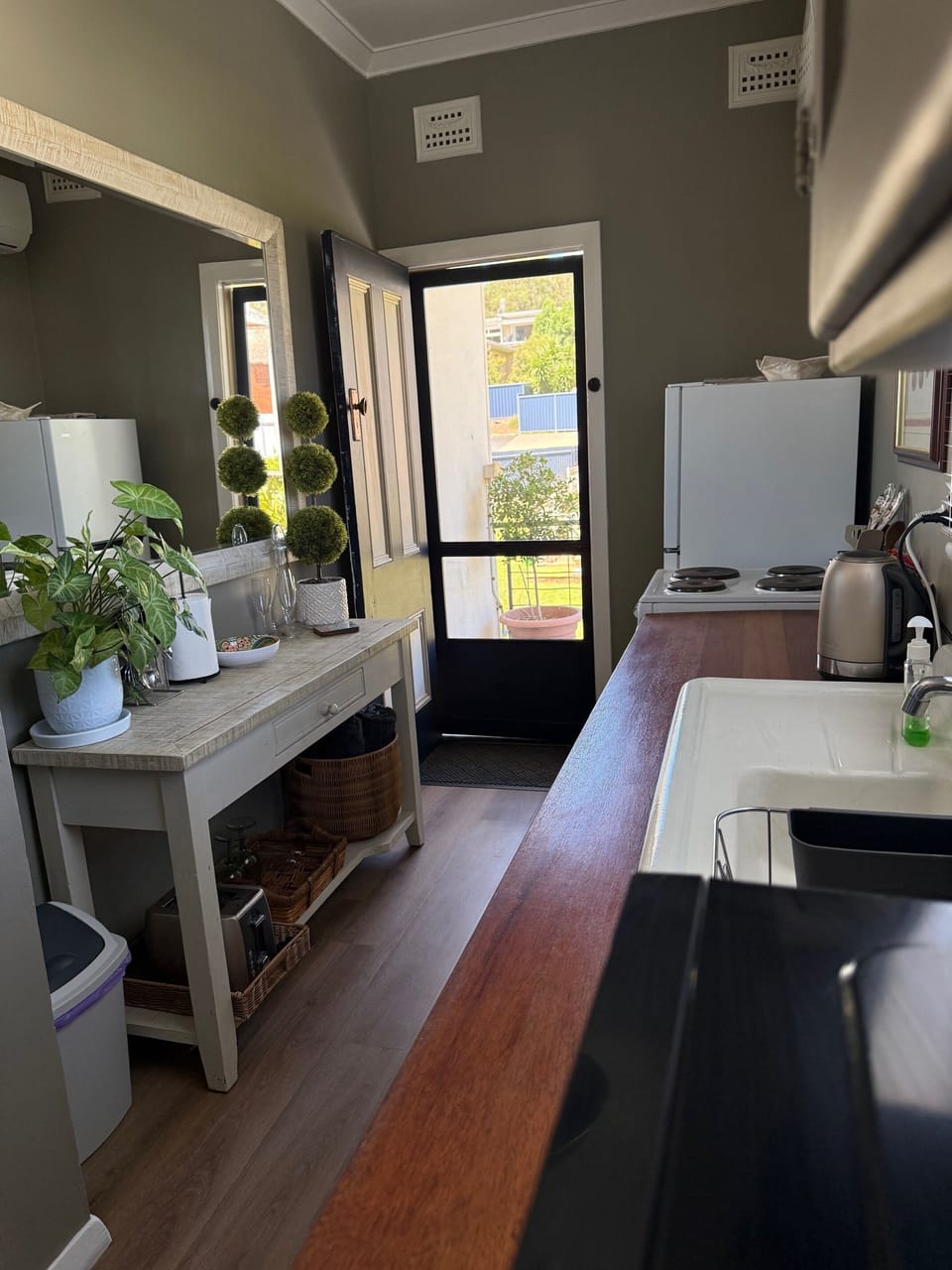 Studio Suite, Pool View | Private kitchen