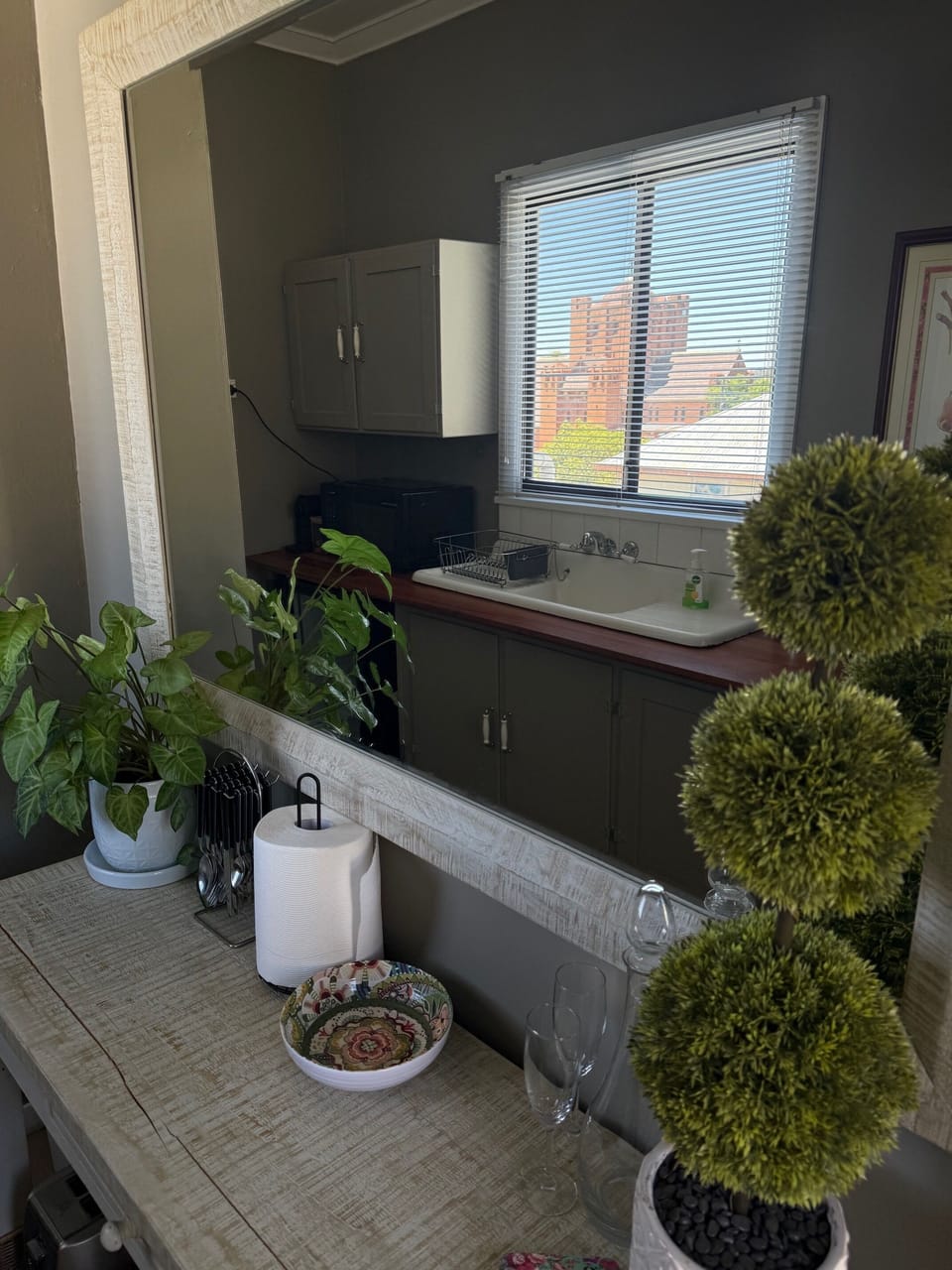 Studio Suite, Pool View | Private kitchen