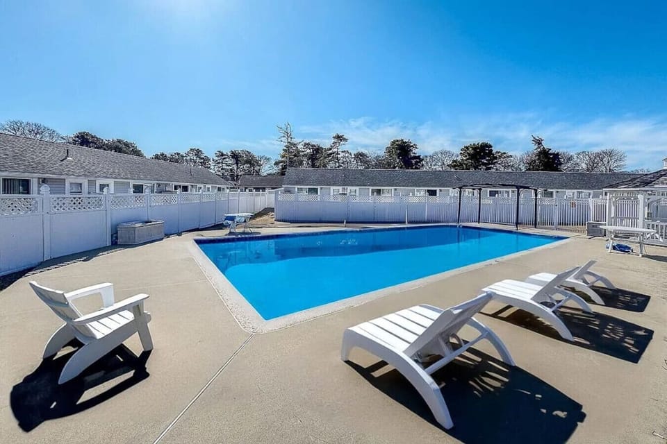 Seasonal Outdoor Pool & Hot Tub