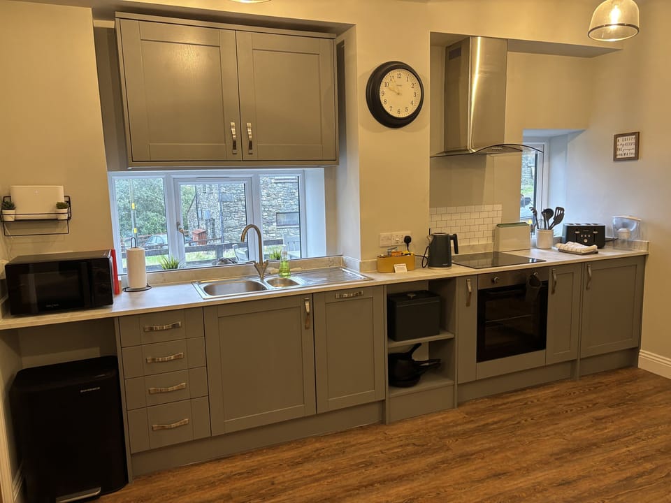Cottage | Private kitchen | Dishwasher, cookware/dishes/utensils