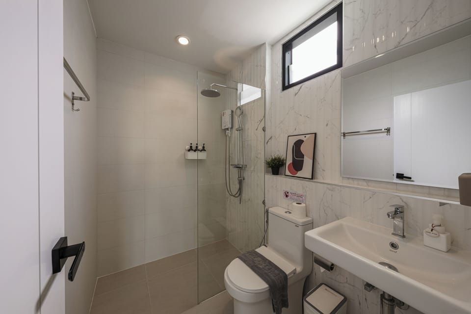 Ensuite-bathroom in Master Bedroom 1 (2/F)