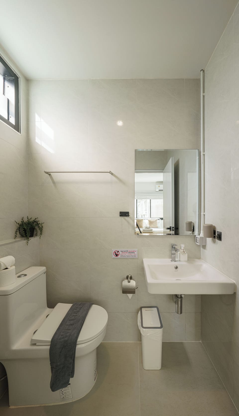 Ensuite-bathroom in Bedroom 2 (2/F)
