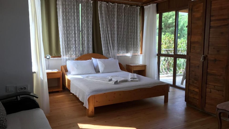 Deluxe Room, Sea View | Free WiFi, bed sheets