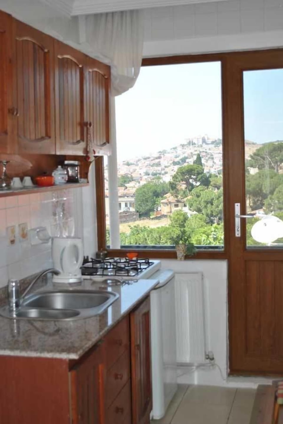 Deluxe Room | Private kitchen | Mini-fridge, cookware/dishes/utensils