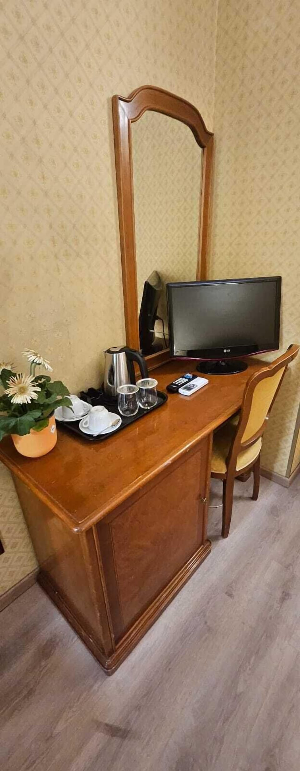 Desk, free WiFi