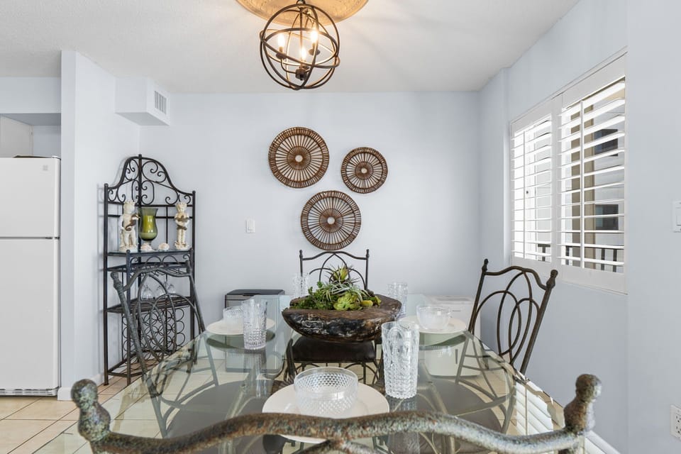 Dining Area - Seating for 4.
