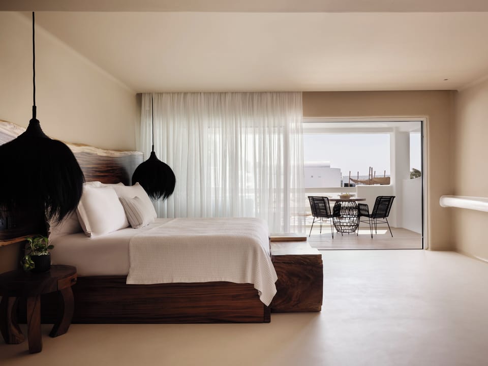 Premium Suite | Free minibar, in-room safe, blackout drapes, free WiFi
