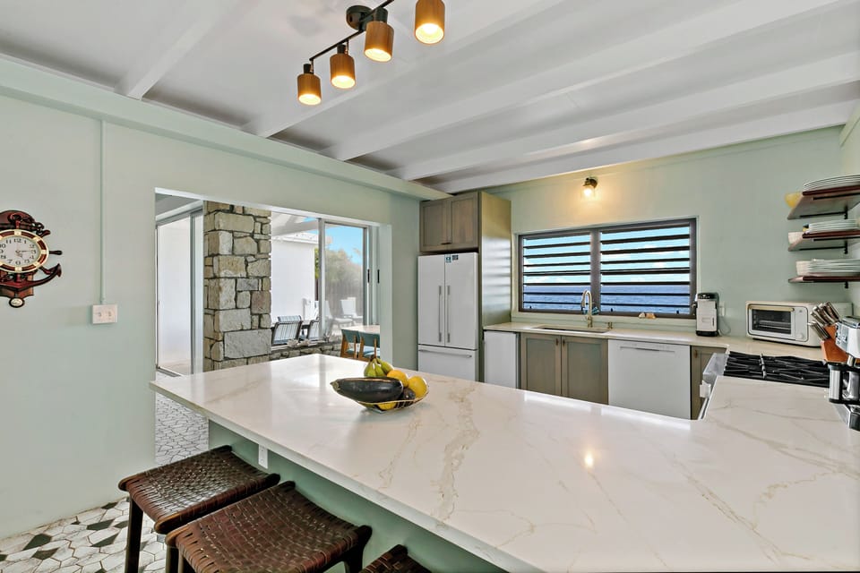 COUNTERTOP BAR, SEATS 4