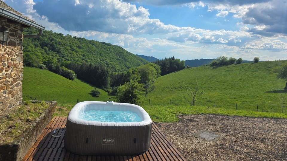Outdoor spa tub