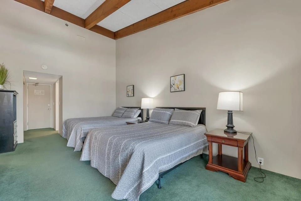 Room (2)