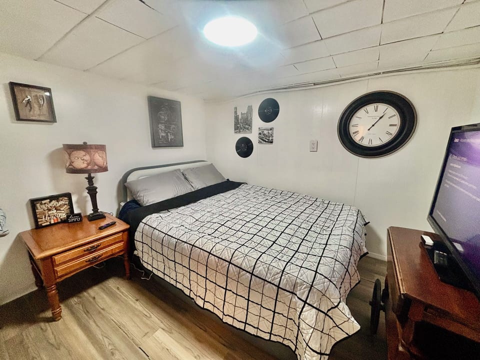 Bedroom #4 with Roku Tv
Air mattress queen