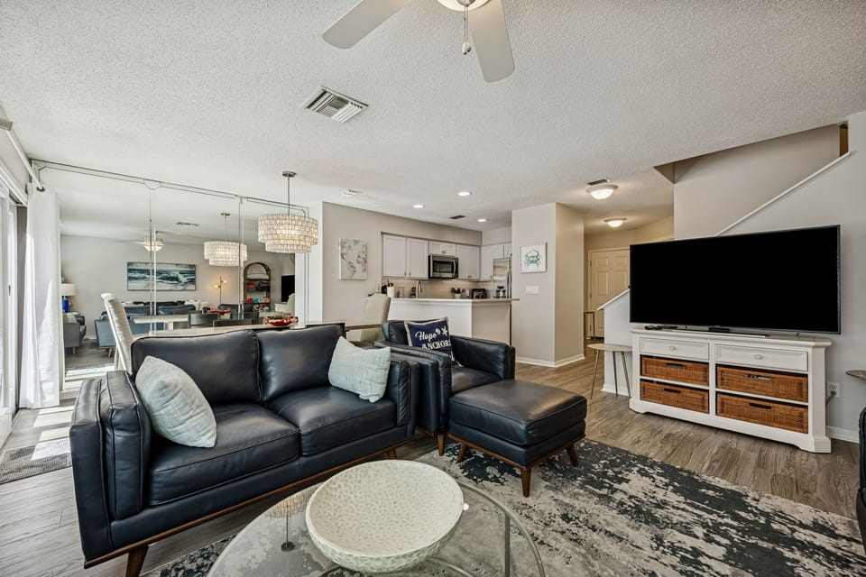Spacious living room, leather furniture, 60" TV
