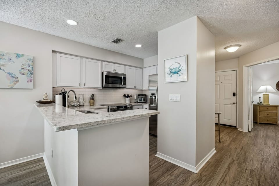 Fully stocked kitchen - Keurig, Coffee Pot, Air Fryer, High-end cookware