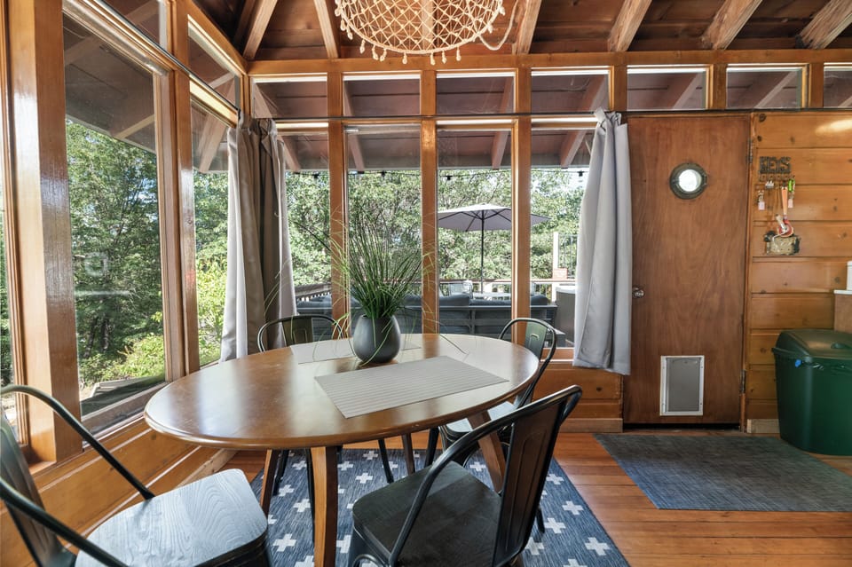 Basic Cabin, Patio, Mountain View | WiFi (free)