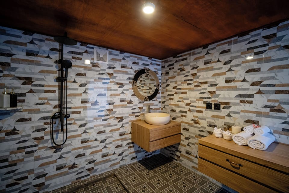 Deluxe Suite, Mountain View | Bathroom | Shower, free toiletries, slippers, soap