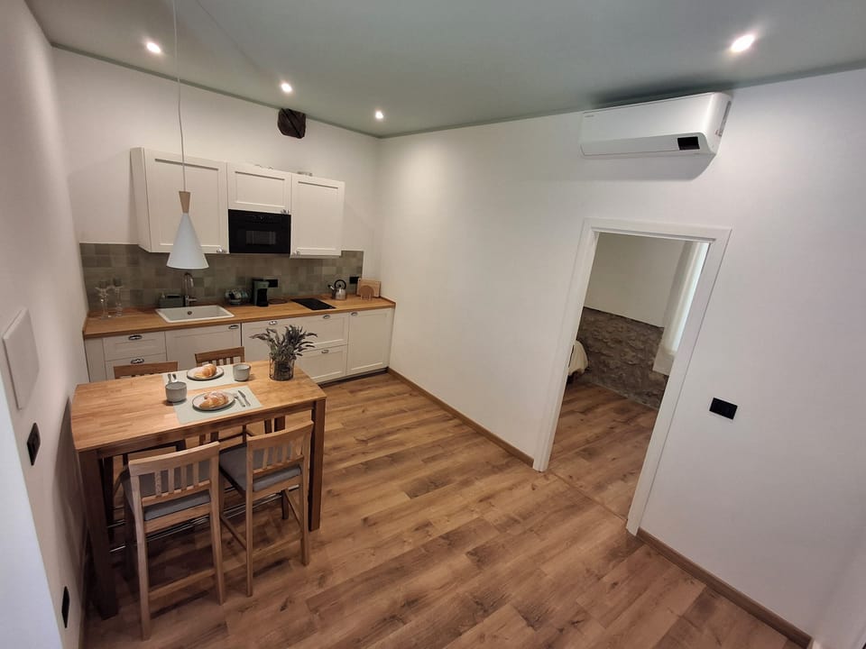 Deluxe Apartment, Microwave, Courtyard View | Living area | Smart TV