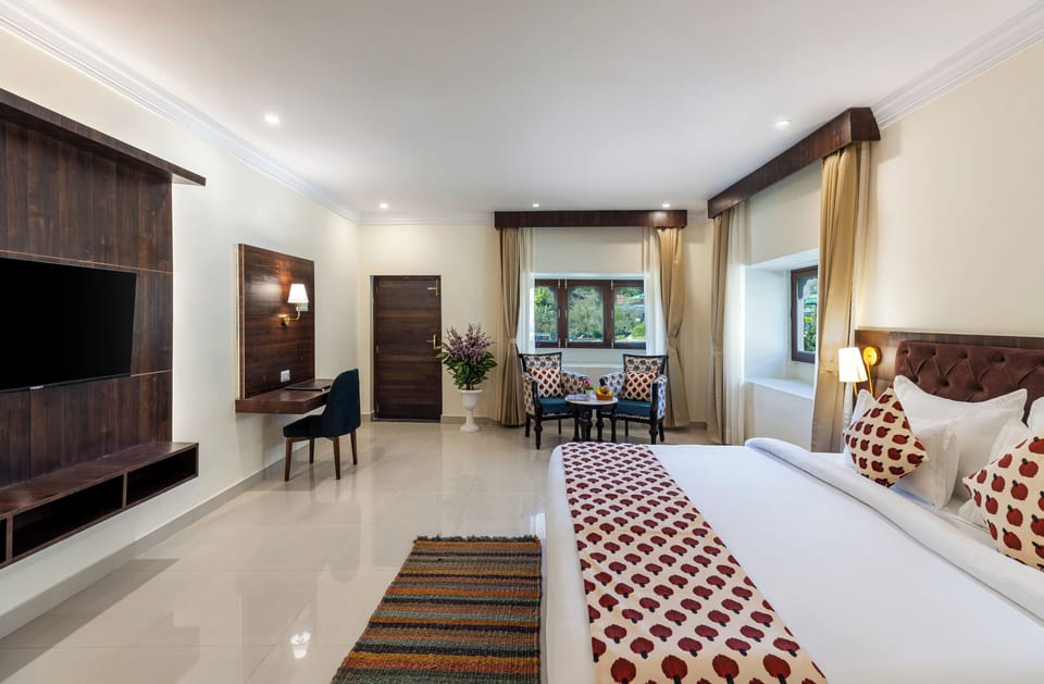 Premium Double Room, Balcony | Living area