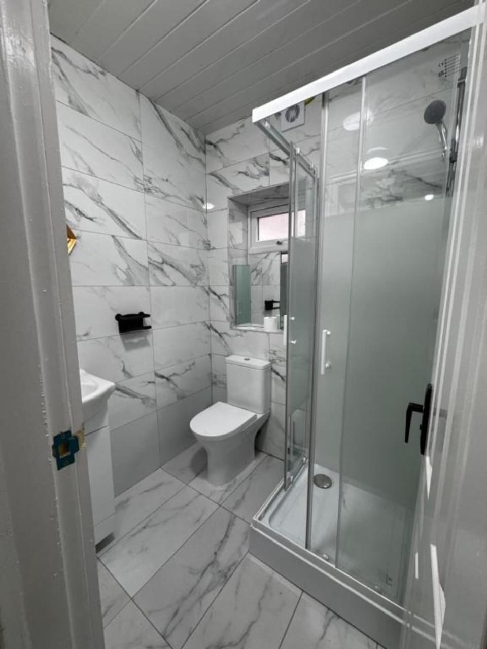 Standard Triple Room | Bathroom | Shower, free toiletries, towels, toilet paper