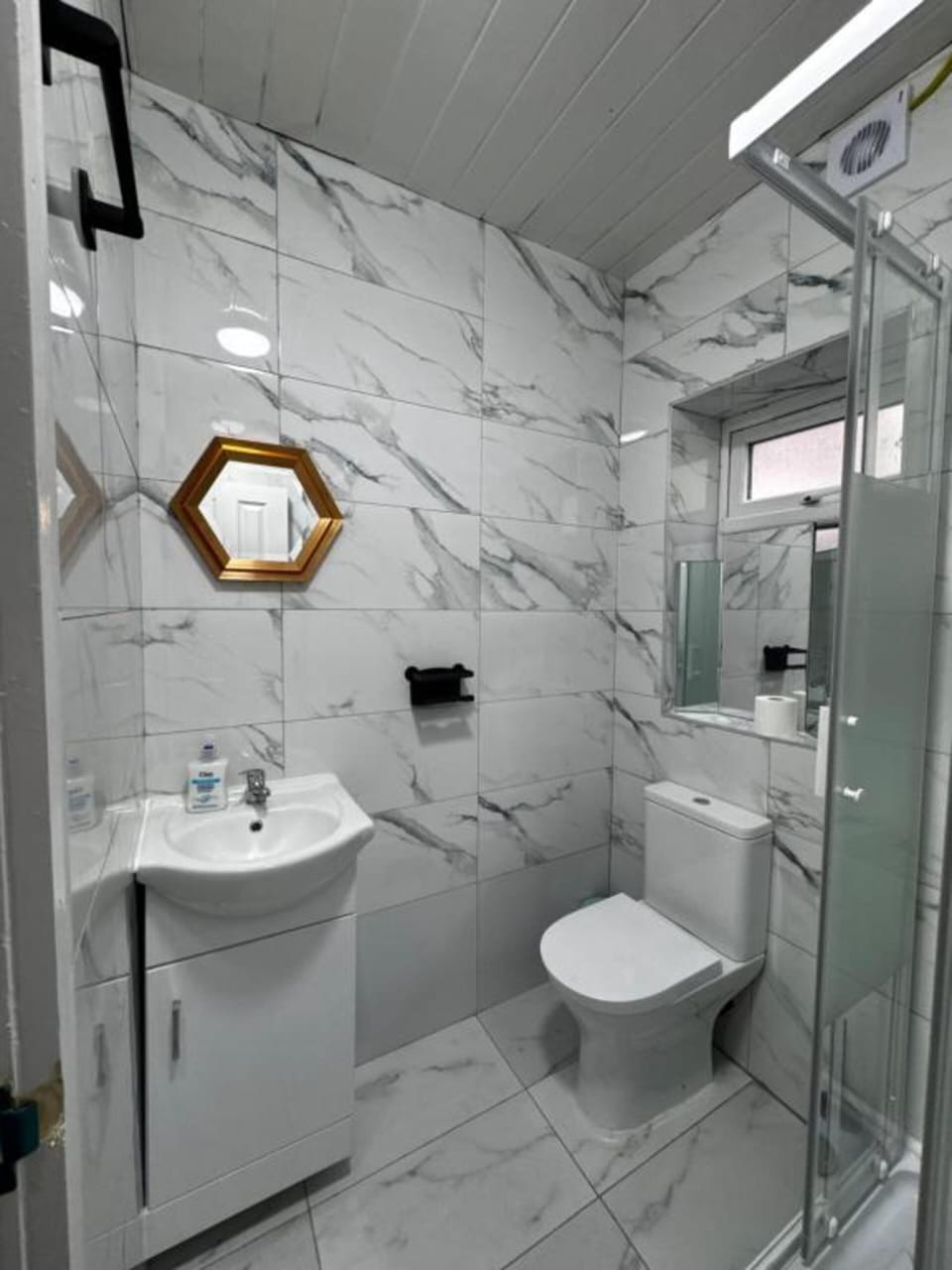 Standard Triple Room | Bathroom | Shower, free toiletries, towels, toilet paper