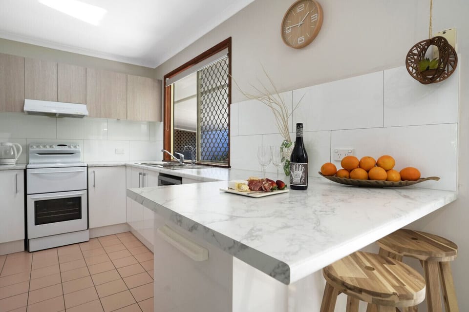 Fully equipped kitchen with breakfast bar