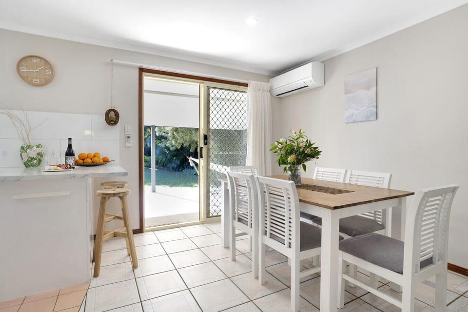 Integrated dining and kitchen