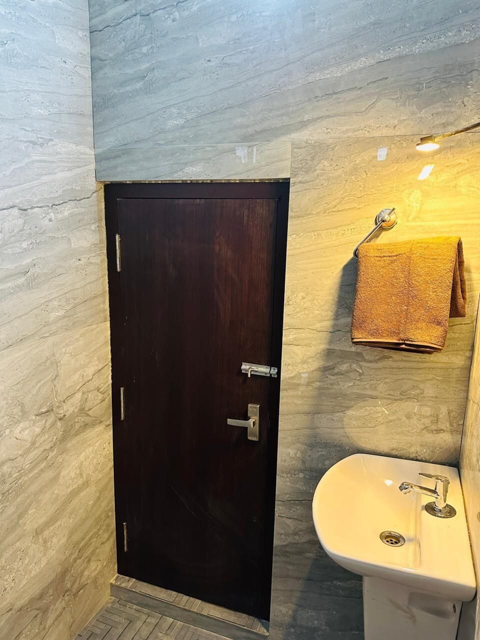 Standard Room, Multiple Bedrooms | Bathroom | Shower, hydromassage showerhead, free toiletries, towels