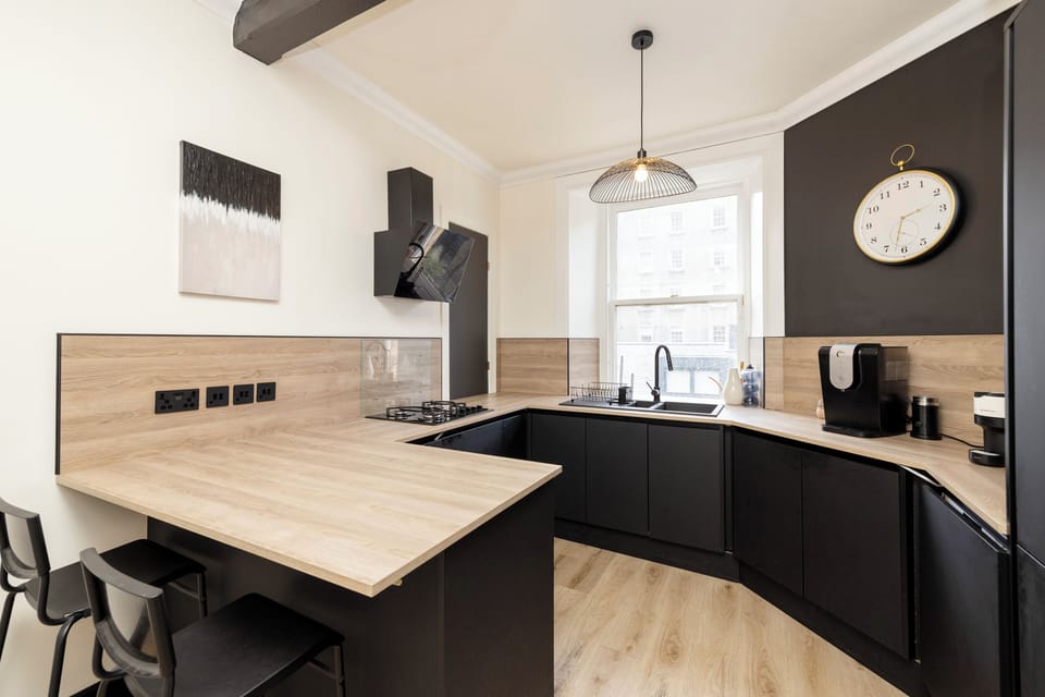 Apartment, City View | Private kitchen | Fridge, oven, stovetop, coffee/tea maker