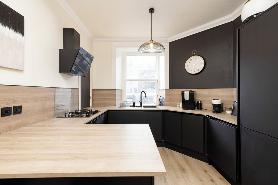 Apartment, City View | Private kitchen | Fridge, oven, stovetop, coffee/tea maker