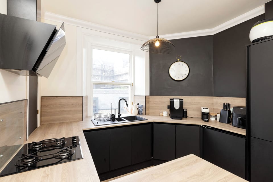 Apartment, City View | Private kitchen | Fridge, oven, stovetop, coffee/tea maker