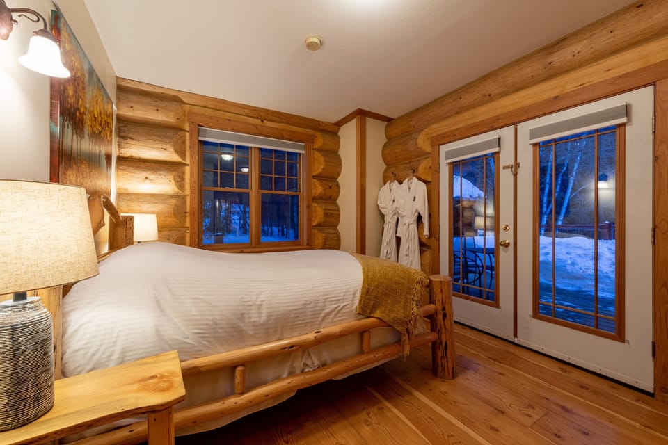 Deluxe Room, 1 Queen Bed, Mountain View | Premium bedding, iron/ironing board (on request), WiFi (free)