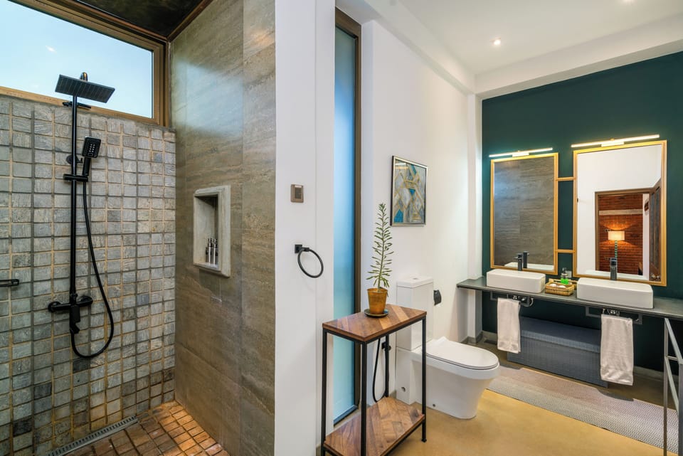Deluxe King Suite | Bathroom | Free toiletries, hair dryer, bidet, towels