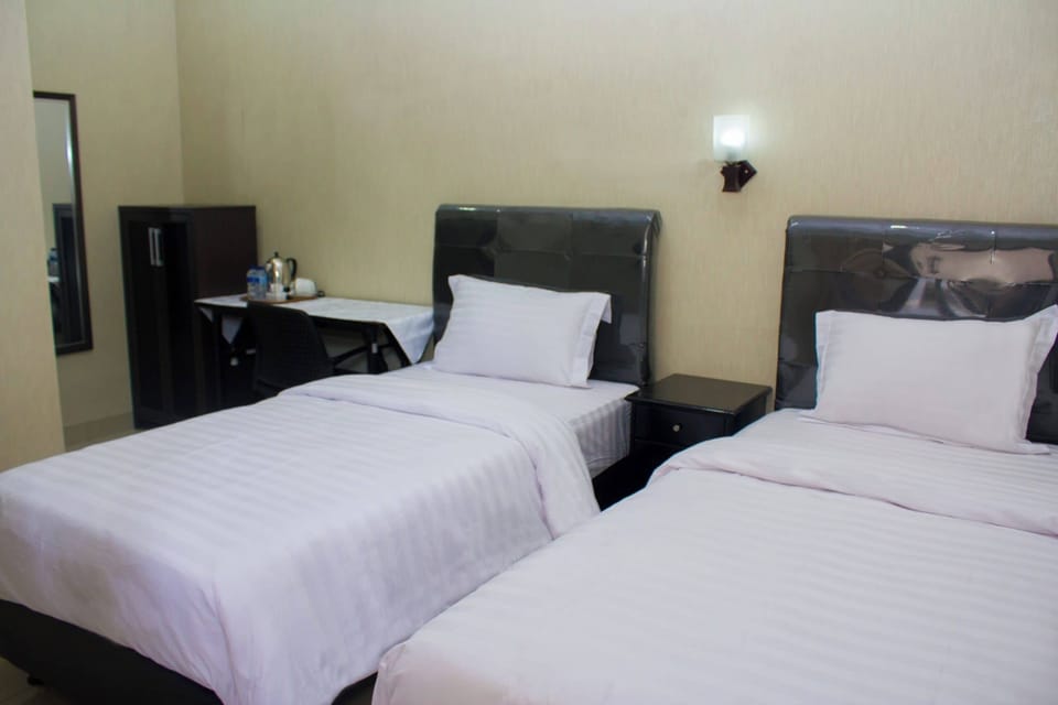 Standard Twin Room | Desk, free WiFi