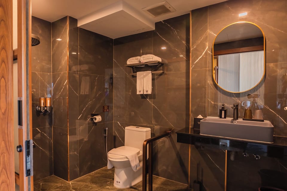 Deluxe Room, 1 King Bed | Bathroom | Shower, hair dryer, bathrobes, slippers