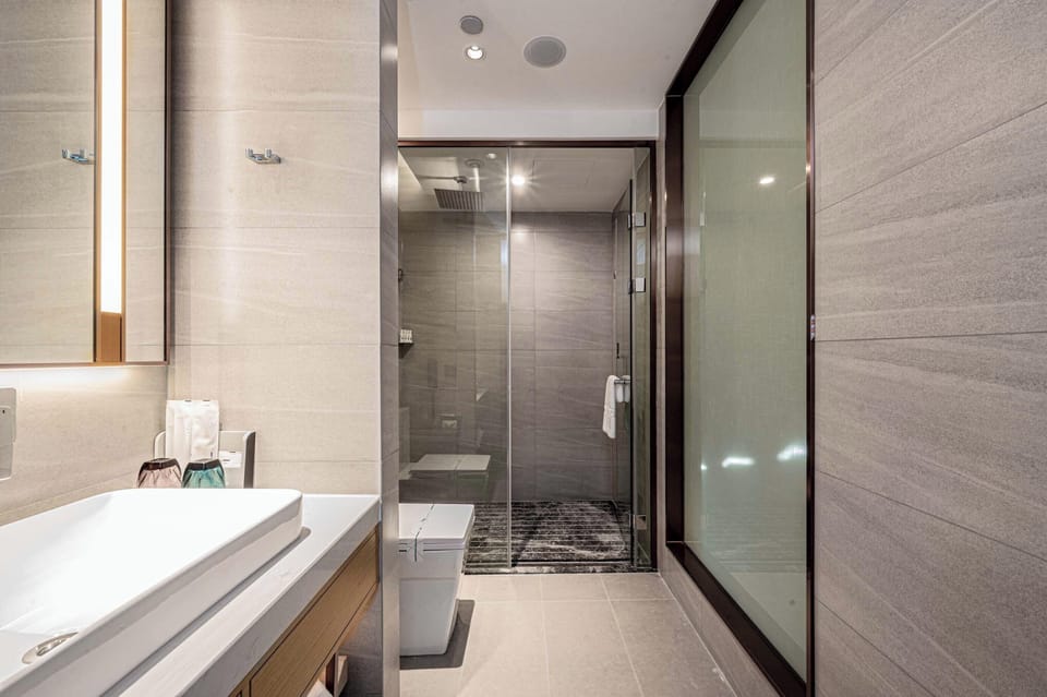 Superior Single Room, City View | Bathroom | Free toiletries, hair dryer, bathrobes, slippers