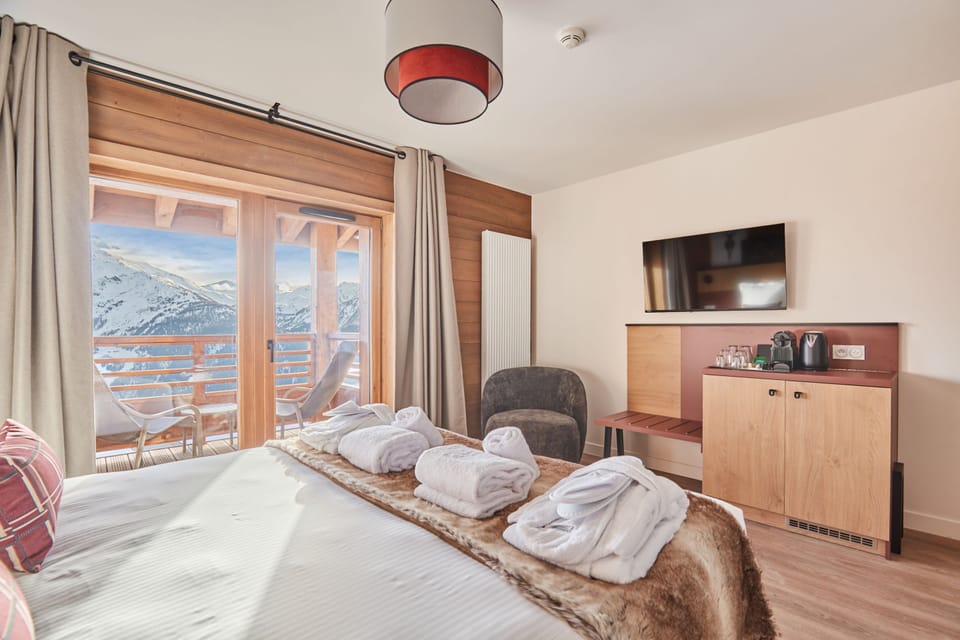 Double Room, Balcony, Mountain View | Soundproofing, free cribs/infant beds, free WiFi, bed sheets