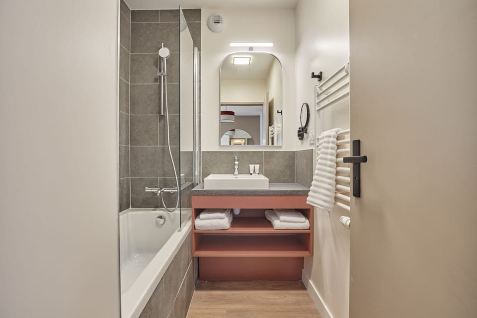 Suite, Balcony | Bathroom | Hair dryer, towels