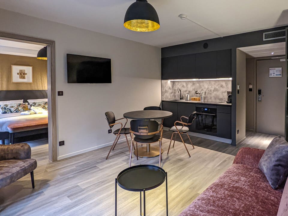 Suite (appartement) | Minibar, in-room safe, desk, free WiFi