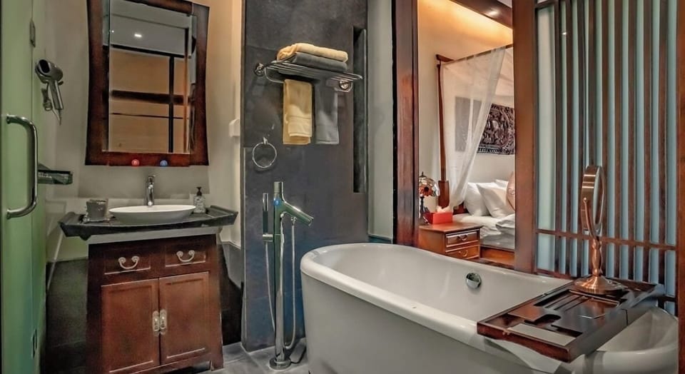 Comfort Double Room | Bathroom | Free toiletries, hair dryer, towels, soap
