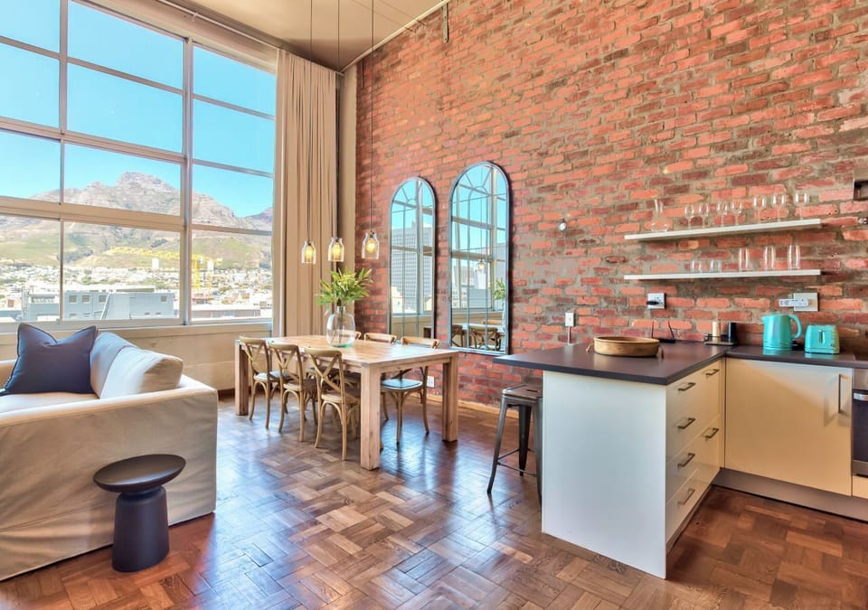Luxury Loft, Mountain View | Iron/ironing board, WiFi (free)