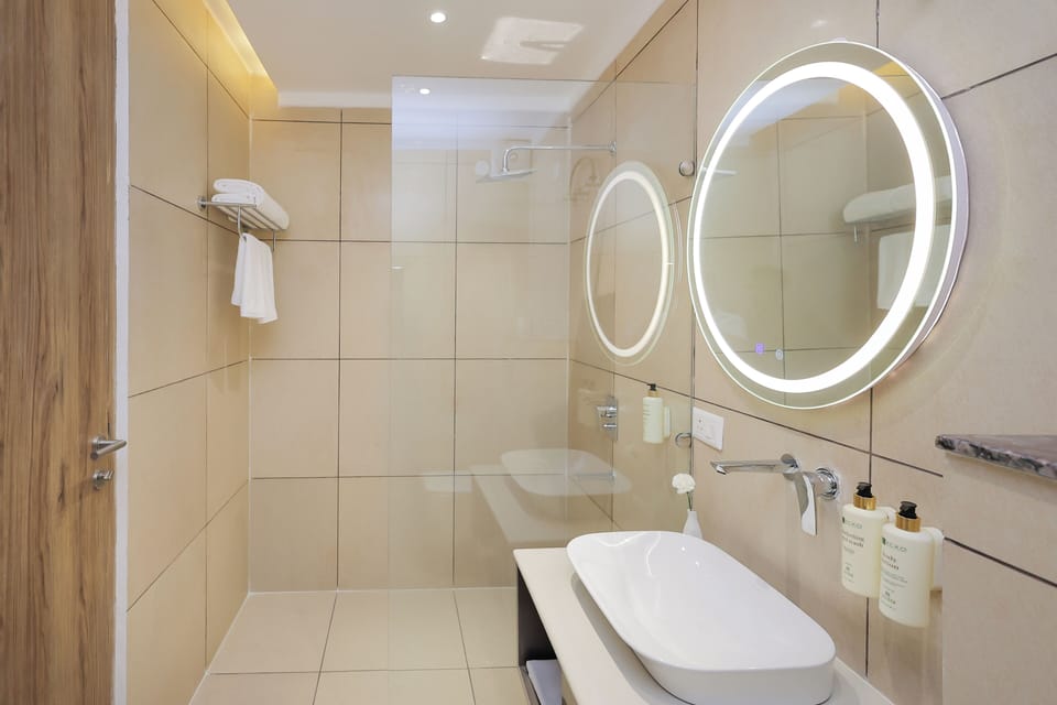 Superior Double Room, City View | Bathroom | Free toiletries, hair dryer, towels, soap