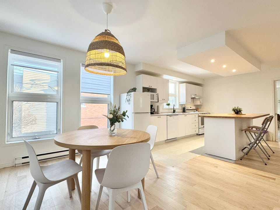 Cuisine moderne : un espace lumineux et aéré avec des appareils élégants et un îlot tendance, parfait pour vivre vos aventures culinaires et partager des moments savoureux en toute convivialité.