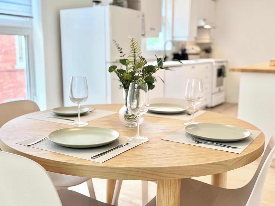 Salle à manger : un espace lumineux à la décoration accueillante, idéal pour se retrouver autour d’un bon repas et partager des moments inoubliables en toute convivialité.