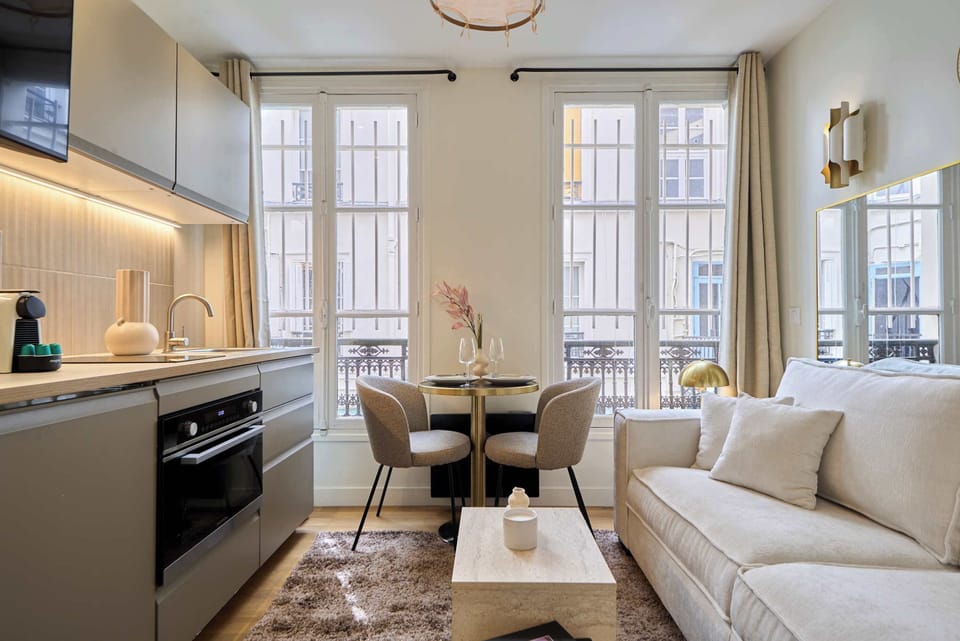 Pièce à vivre avec canapé-lit confortable, espace repas et cuisine ouverte