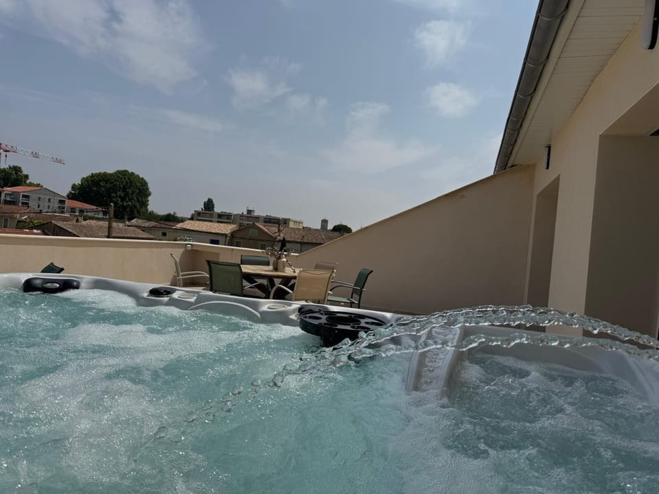 Outdoor spa tub