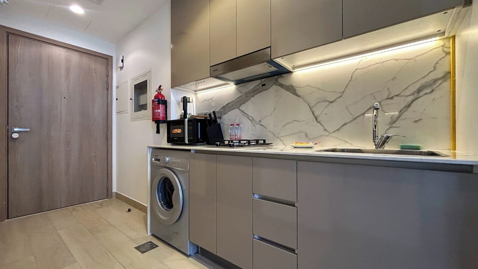 Comfort Studio, 1 Queen Bed | Private kitchen | Fridge, microwave, stovetop, cookware/dishes/utensils