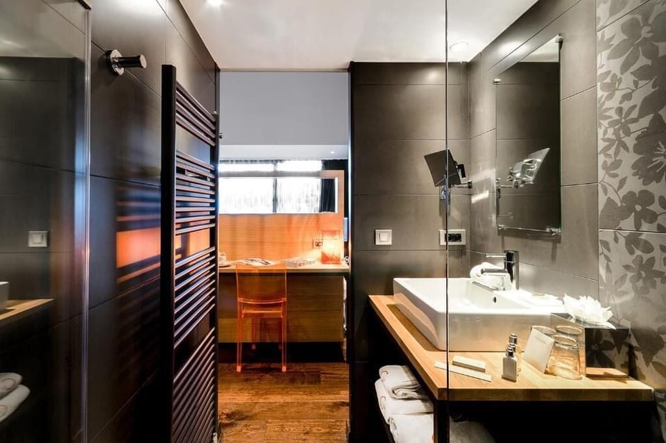 Classic Double Room, Lake View | Bathroom | Bathrobes, slippers