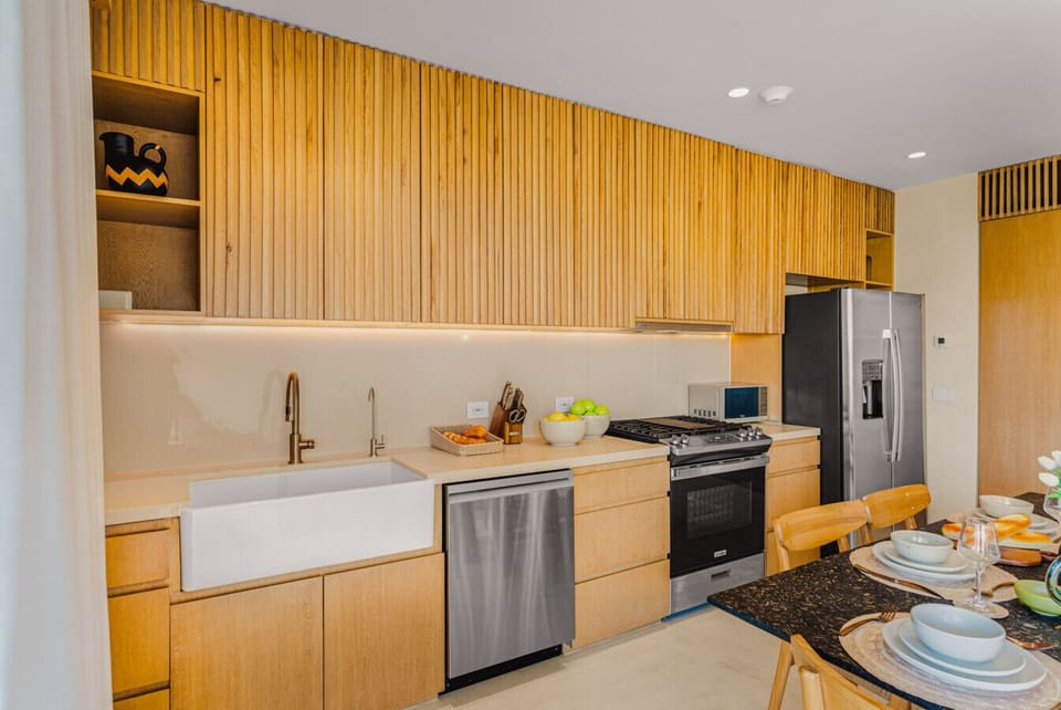 Full Kitchen w Osmosis Drinking Water, Dishwasher, Gast Stove, Gas Oven, Fridge and Freezer