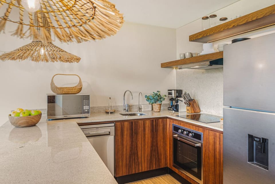 Full Kitchen with Osmosis System (Drinking Water, Separate Faucet), Dishwasher, Oven, Microwave, Kettle, Blender, Toaster, Coffee Maker and many more