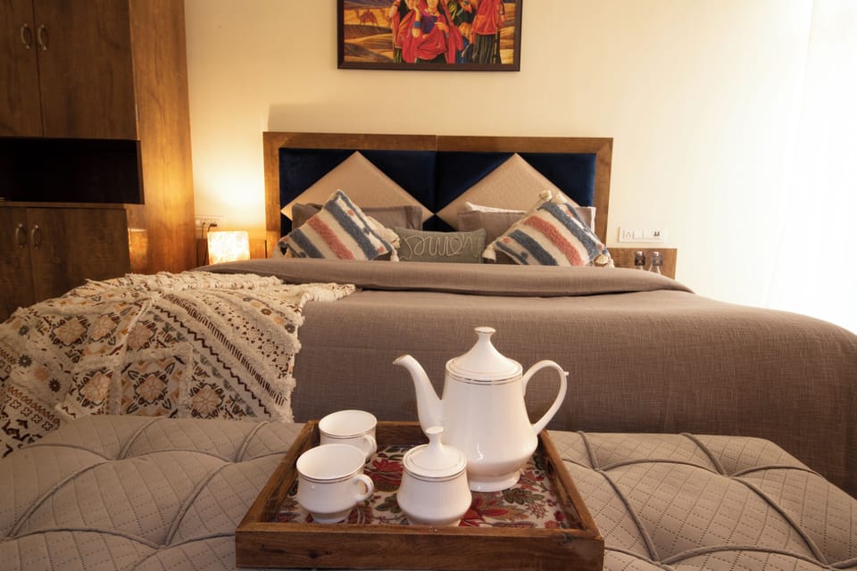 Executive Double Room, 1 King Bed, Balcony, Mountainside | Desk, laptop workspace, soundproofing, free WiFi